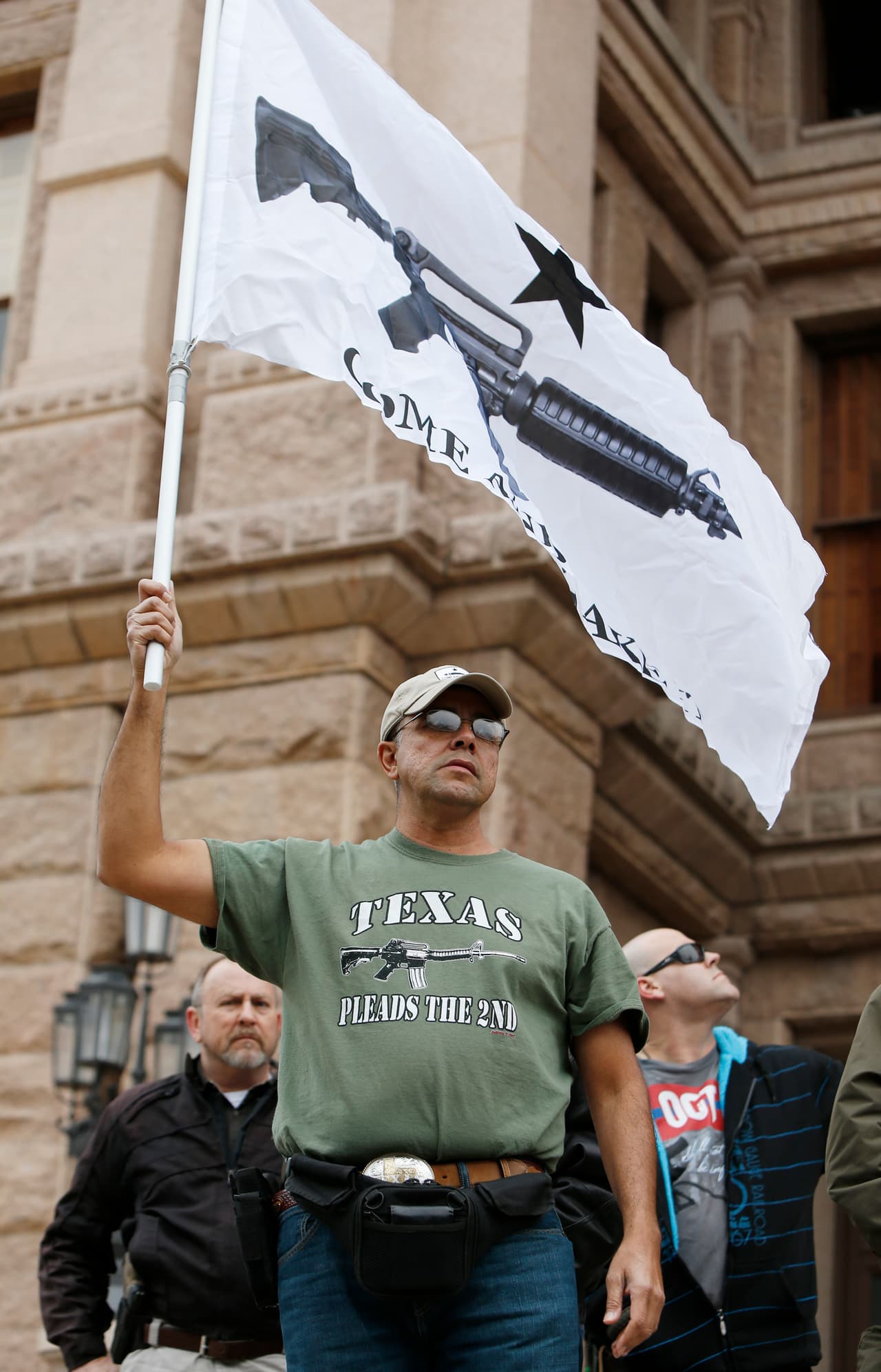 Decenas de activistas en favor del porte de armas se reunieron en el Capitolio de Texas el primer día del año para mostrar su apoyo a dicha legislación.