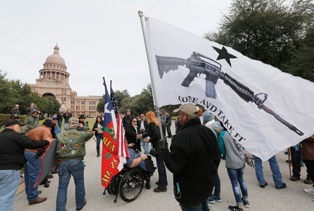 Decenas de activistas en favor del porte de armas se reunieron en el Capitolio de Texas el primer día del año para mostrar su apoyo a dicha legislación.