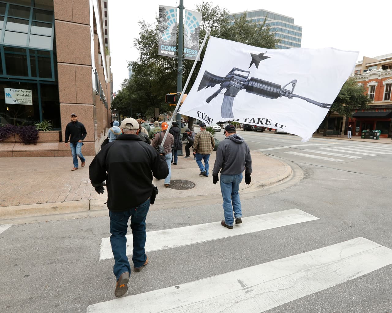 Decenas de activistas en favor del porte de armas se reunieron en el Capitolio de Texas el primer día del año para mostrar su apoyo a dicha legislación.