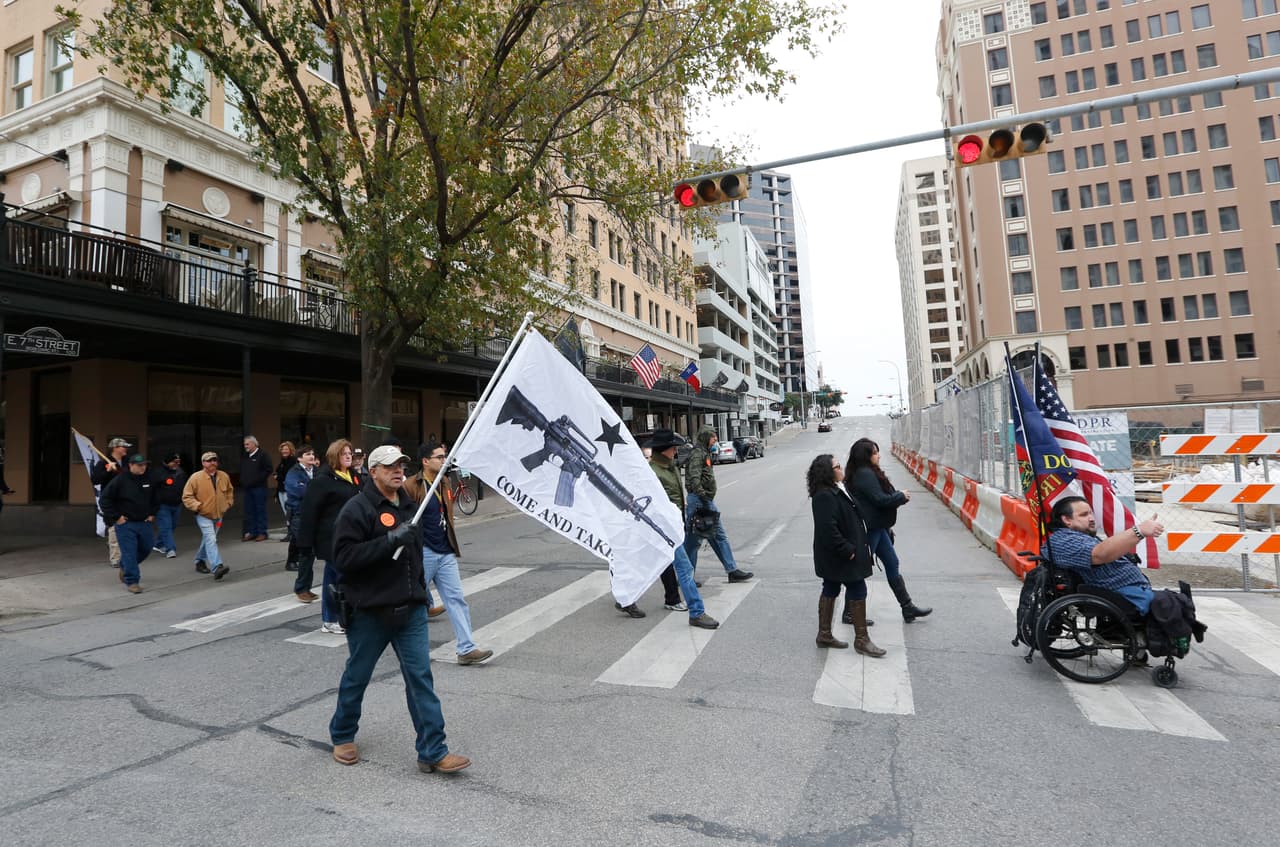 Decenas de activistas en favor del porte de armas se reunieron en el Capitolio de Texas el primer día del año para mostrar su apoyo a dicha legislación.