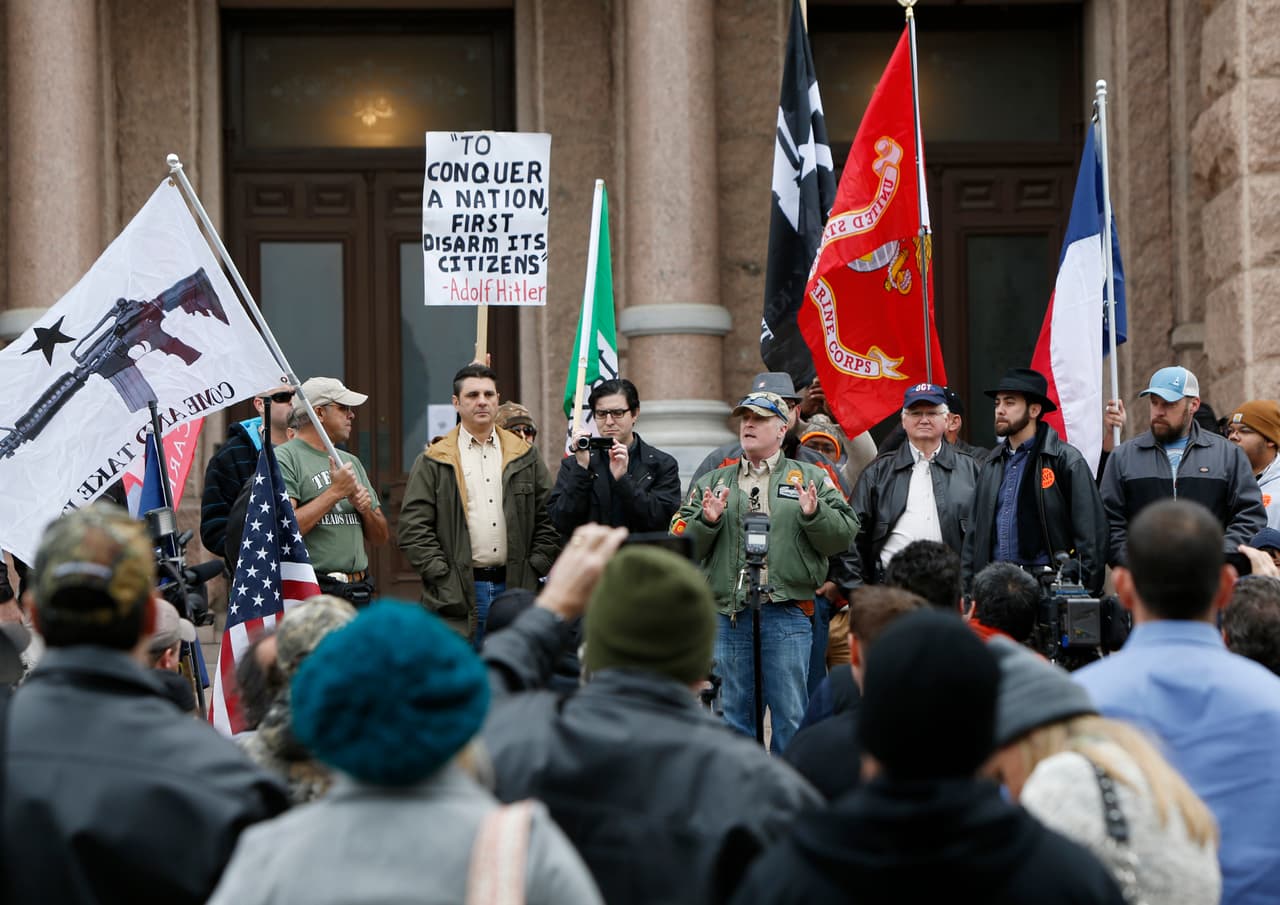 Decenas de activistas en favor del porte de armas se reunieron en el Capitolio de Texas el primer día del año para mostrar su apoyo a dicha legislación.