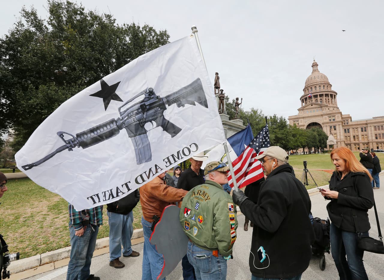 Decenas de activistas en favor del porte de armas se reunieron en el Capitolio de Texas el primer día del año para mostrar su apoyo a dicha legislación.