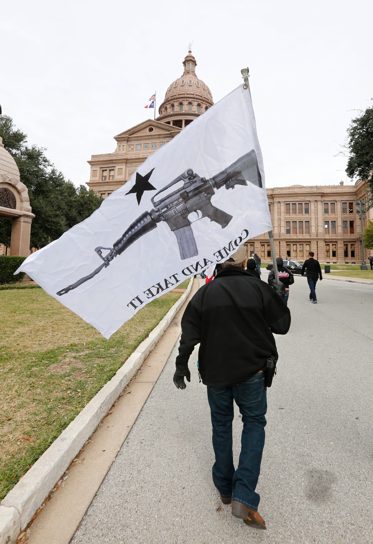 Decenas de activistas en favor del porte de armas se reunieron en el Capitolio de Texas el primer día del año para mostrar su apoyo a dicha legislación.