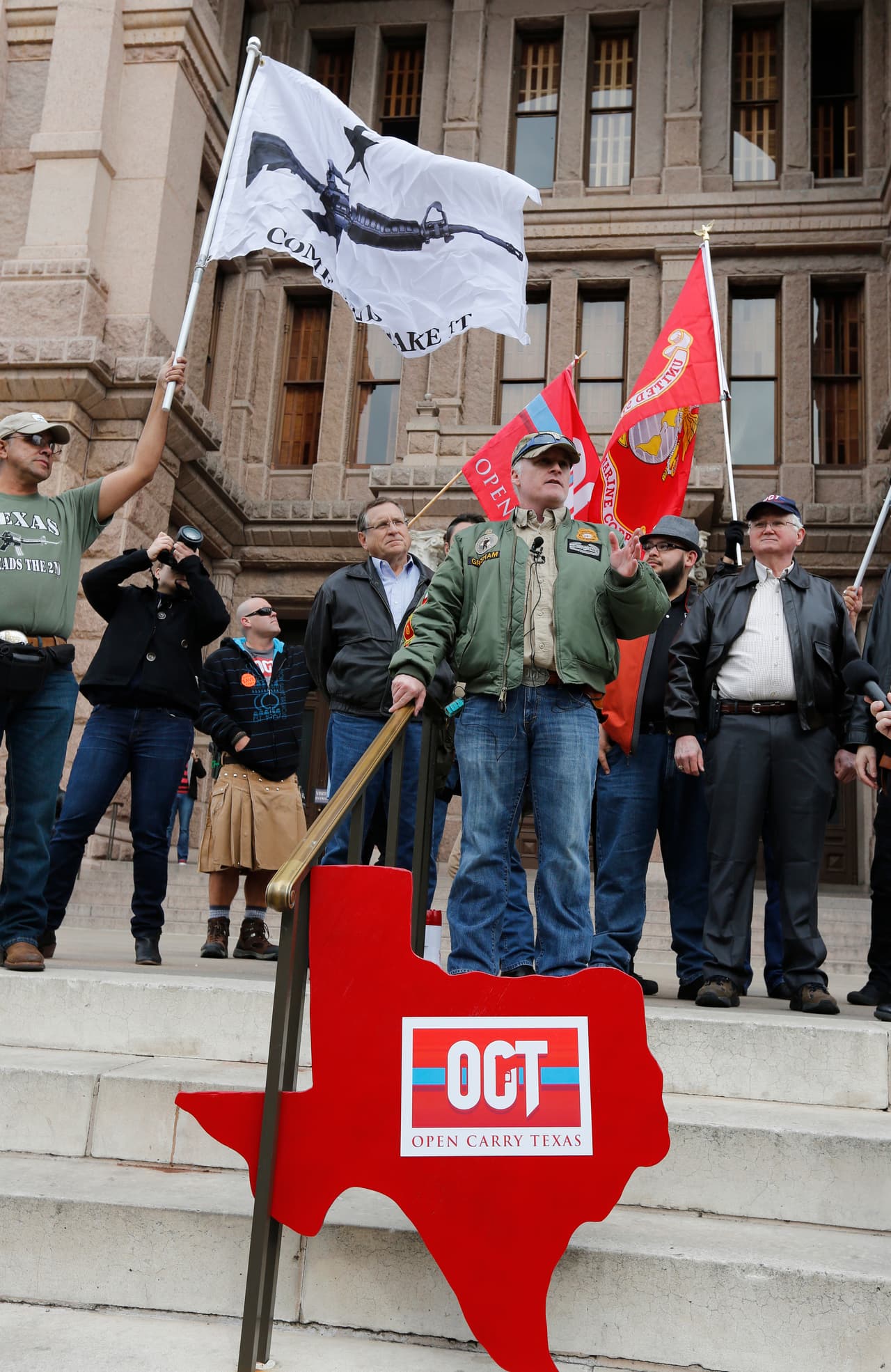Decenas de activistas en favor del porte de armas se reunieron en el Capitolio de Texas el primer día del año para mostrar su apoyo a dicha legislación.