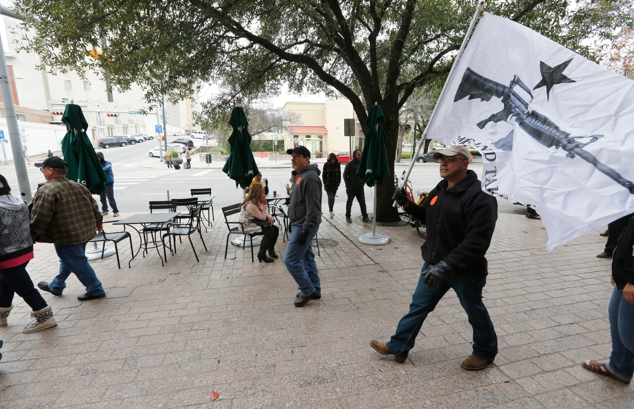 Decenas de activistas en favor del porte de armas se reunieron en el Capitolio de Texas el primer día del año para mostrar su apoyo a dicha legislación.