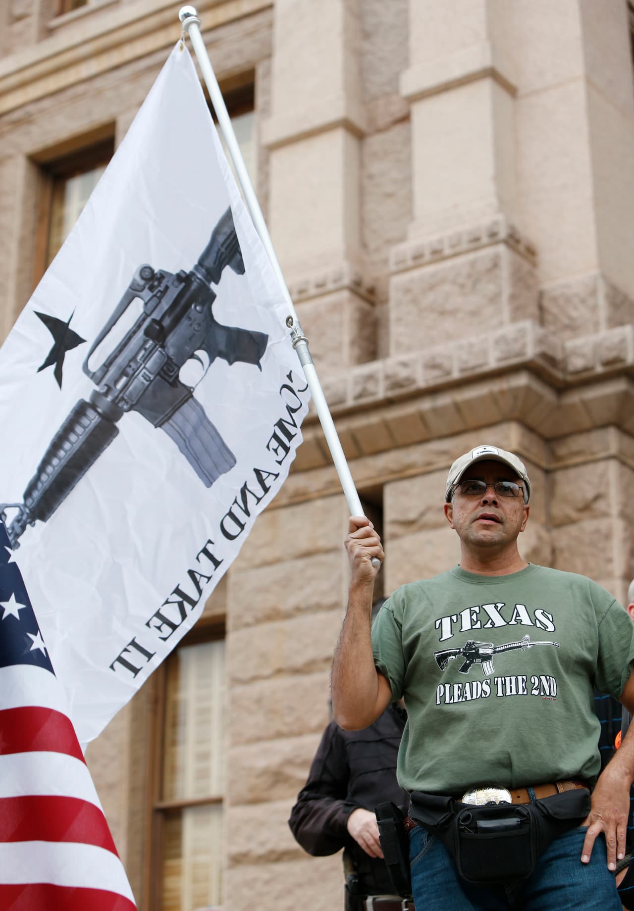Decenas de activistas en favor del porte de armas se reunieron en el Capitolio de Texas el primer día del año para mostrar su apoyo a dicha legislación.