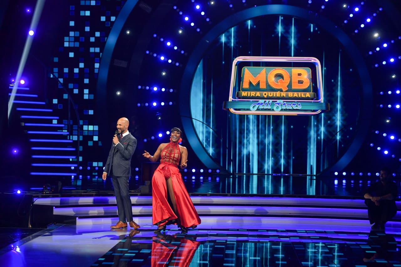 El bailarín entendió el mensaje y se quedó un poco en las penumbras.