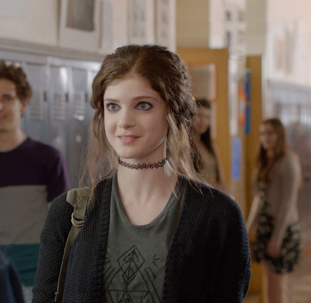 ¿Es tu familia siempre la más ruidosa en todos los sitios a dónde van? ¿Son siempre la familia más grande del lugar? Paris, la más pequeña de los Portokalos, no puede pasar más vergüenza cada vez que toda su familia aparece en su colegio, sus fiestas…