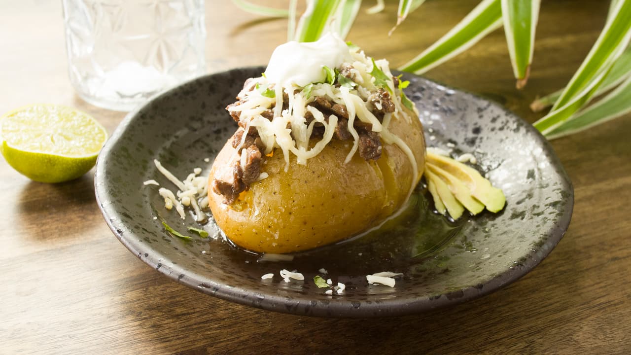 Papa asada con carne y queso