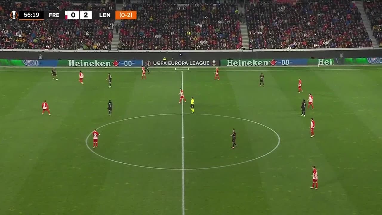 ¡TIRO ATAJADO! disparo por Przemyslaw Frankowski.