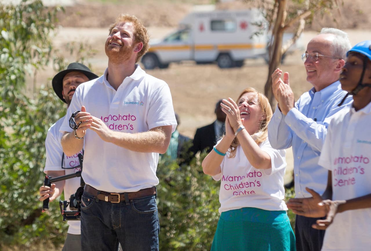 Aplaudiendo a un chico que escalaba.
