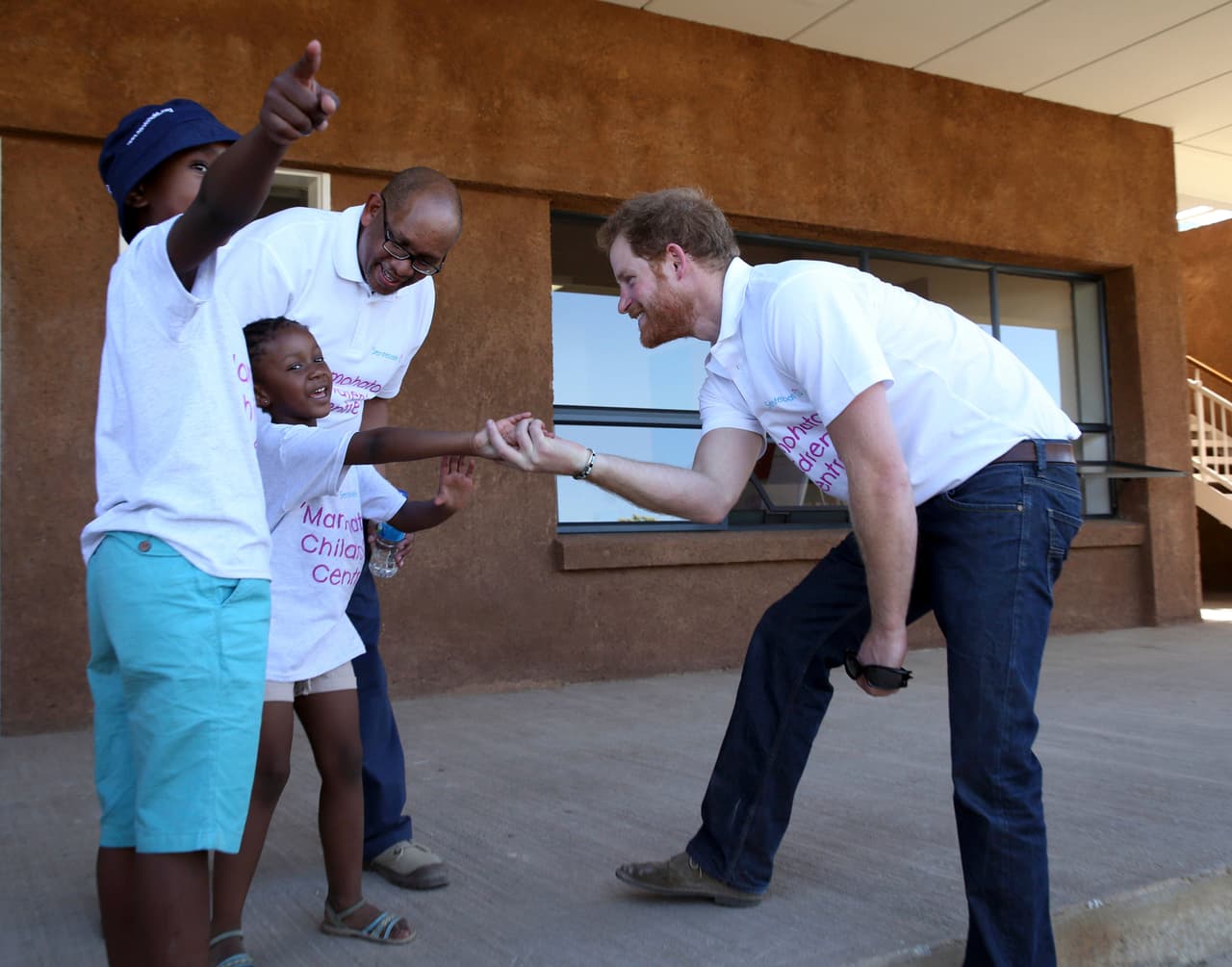 Harry estará unos cuantos días en Africa de tour.