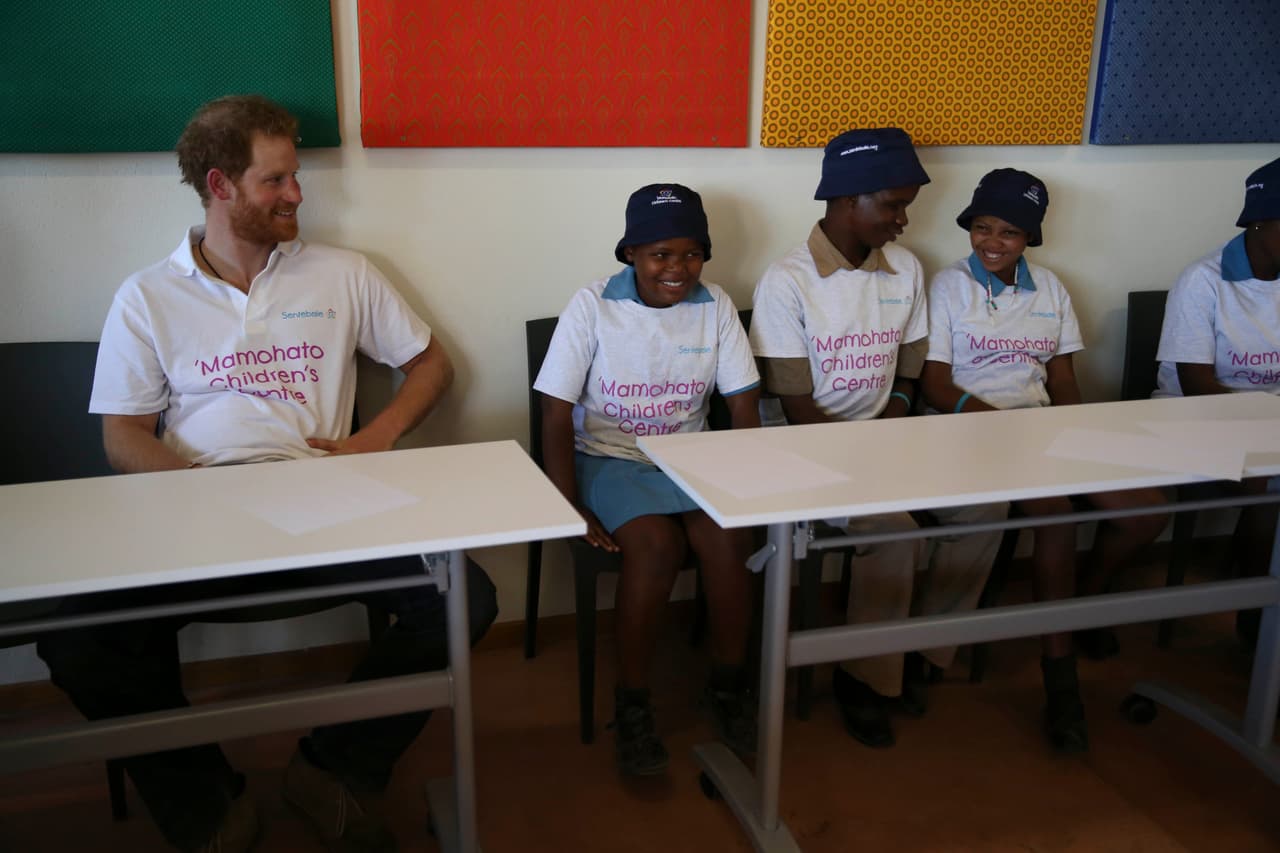 También se sentó junto a varios pequeñines.