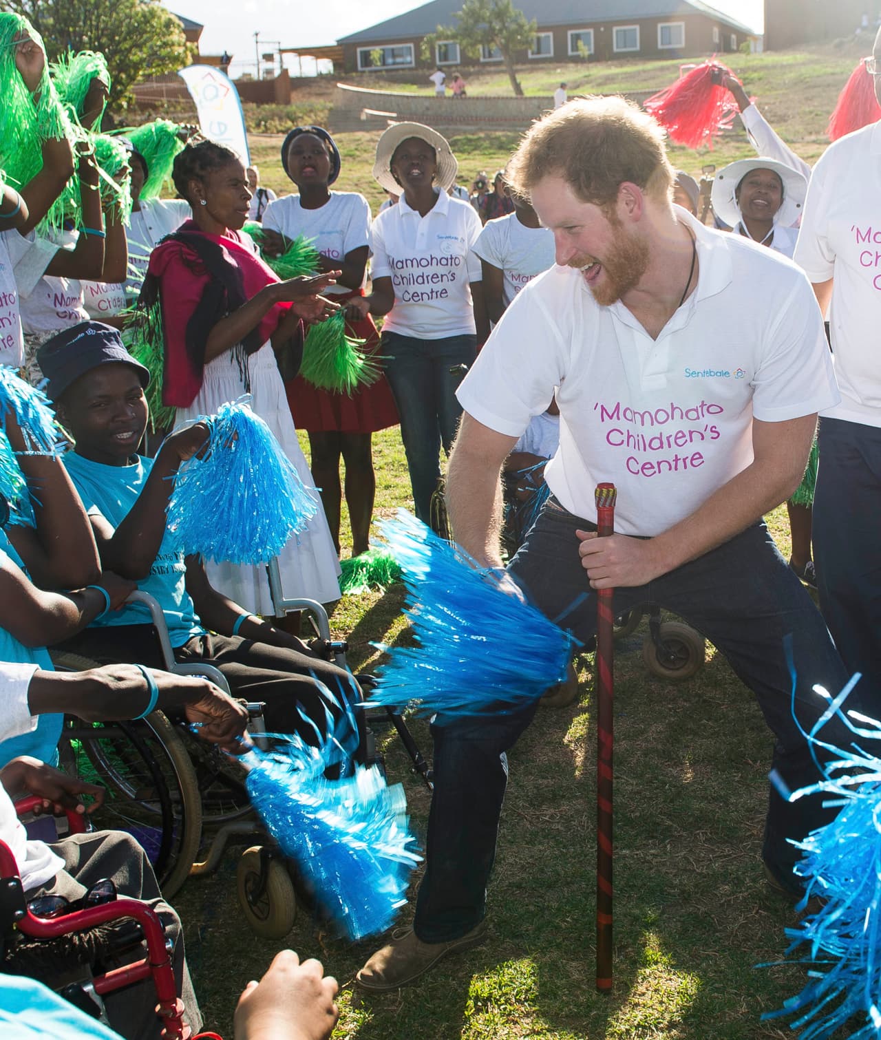 Bromeó con unos pequeñines en silla de ruedas.