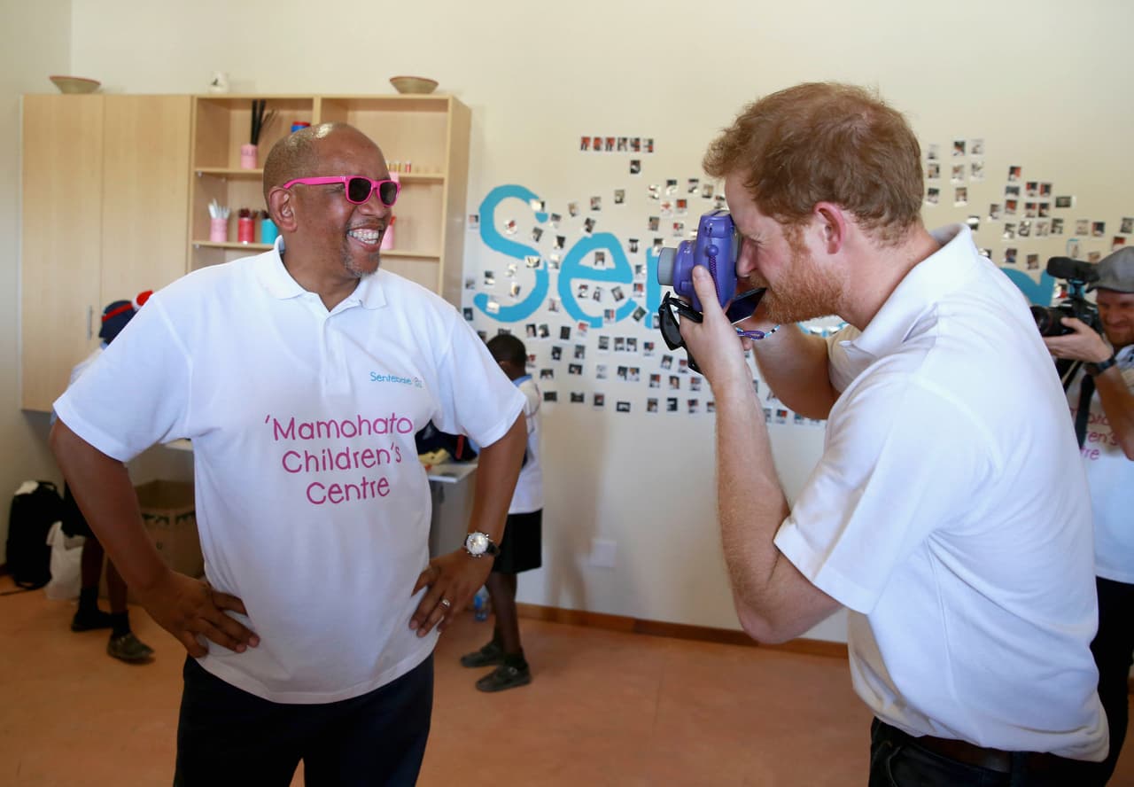 Tomándole foto al príncipe.