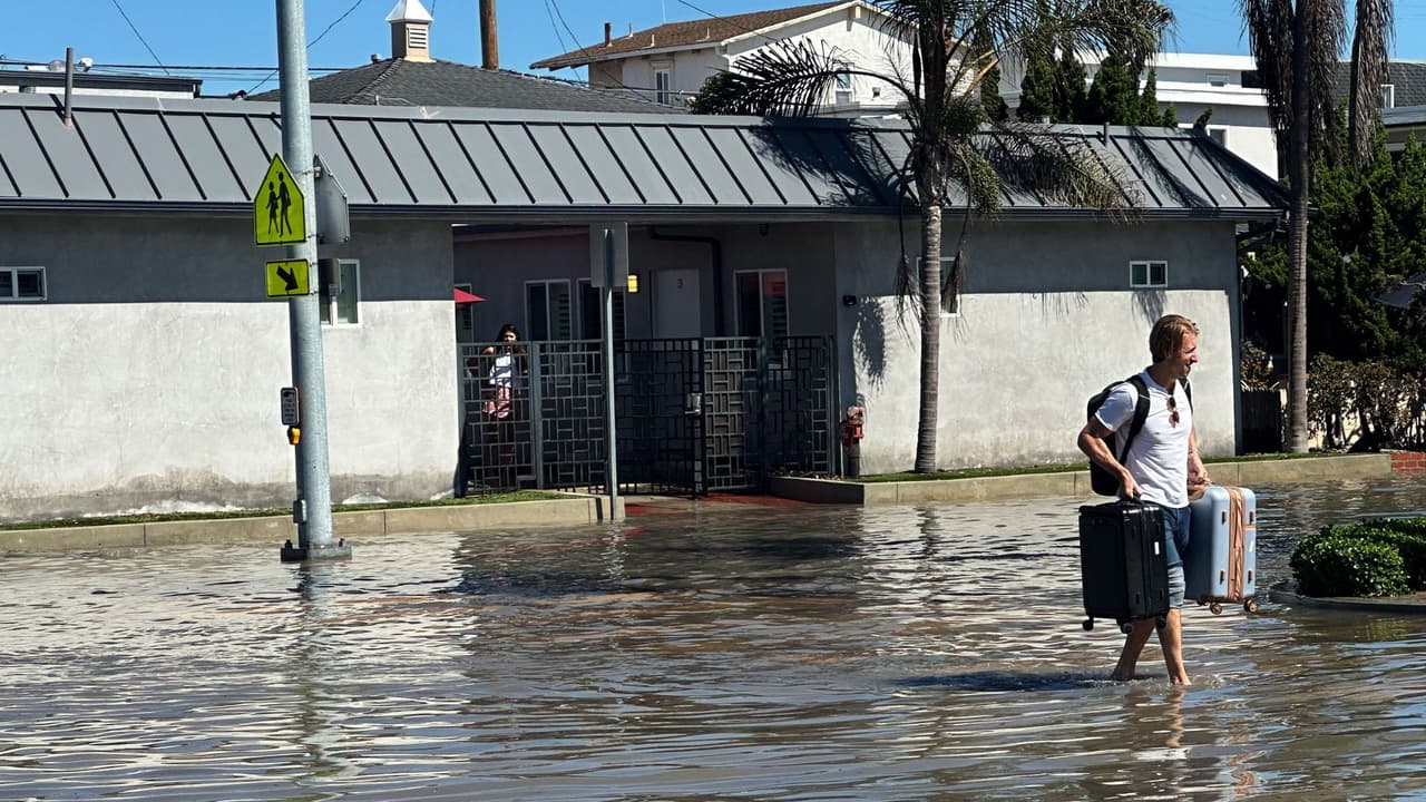Fuerte oleaje inunda calles de Newport Beach, California; hay preocupaciones por los efectos de la tormenta Rachel