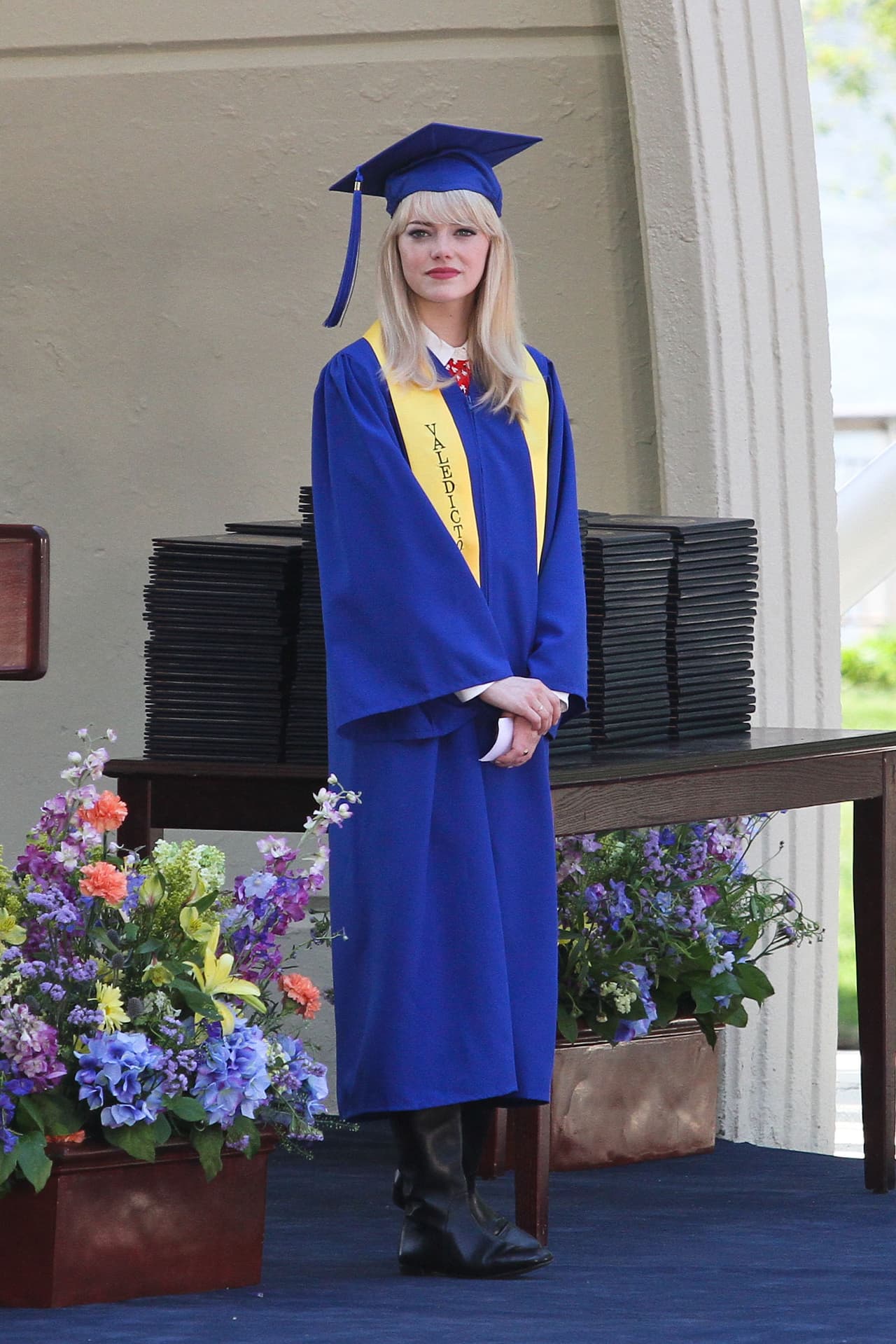 En la graduación no sufras por qué no sabes que ponerte. No te compliques y utiliza una botas negras que te salvarán el look.