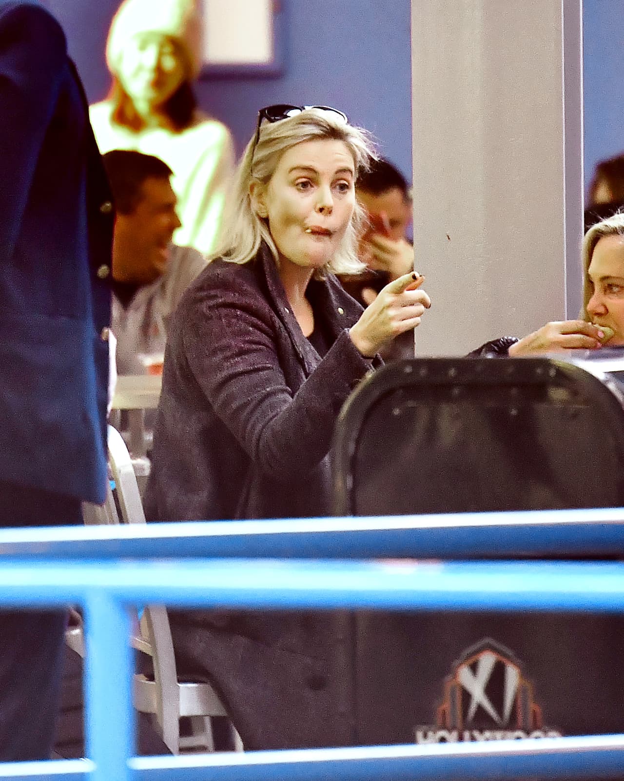 ¿Qué estará notando Theron, o tal vez regañando a sus pequeñines?