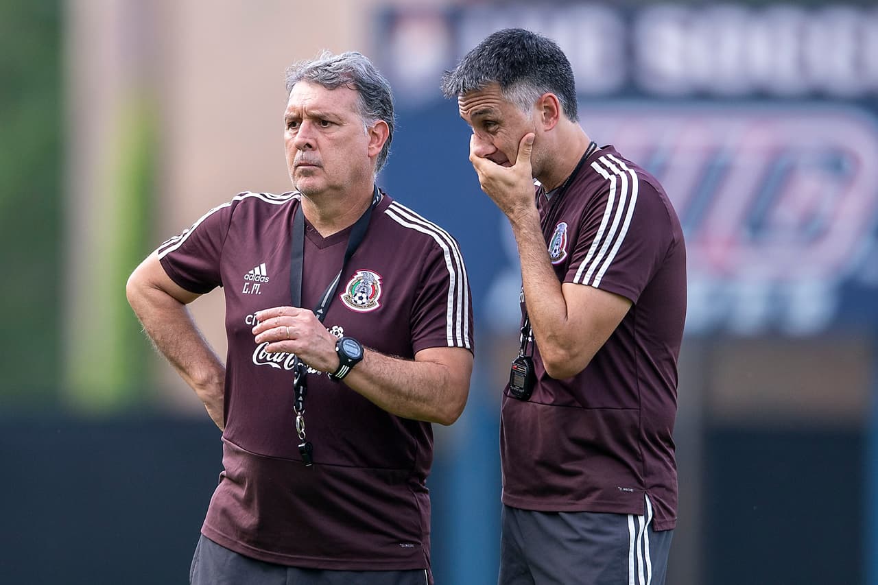 Integrantes y cuerpo técnico de la Selección Mexicana de fútbol no perdieron el tiempo y luego de su llegada a la ciudad de Chicago, se pusieron a entrenar en las instalaciones de la Universidad de Illinois. El entrenador Gerardo 'Tata' Martino dirigió la práctica para iniciar con la preparación en ruta al importante duelo por la Final de la Copa Oro ante Estados Unidos.