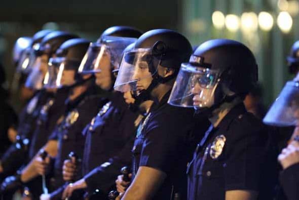 El Departamento de Policía de la ciudad garantiza, el derecho de la primera enmienda constitucional. Continúa alerta táctica en Los Ángeles aquí