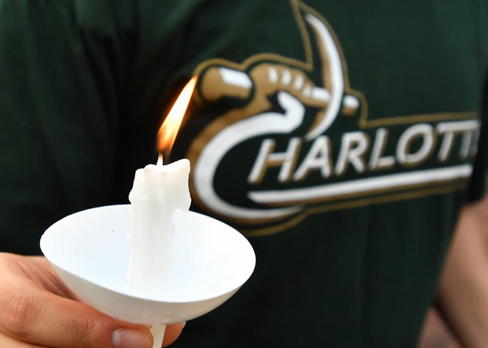 Vigilia por tiroteo UNCC