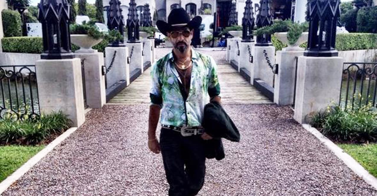 Es el esposo de Sofía y gran rival de Domingo.