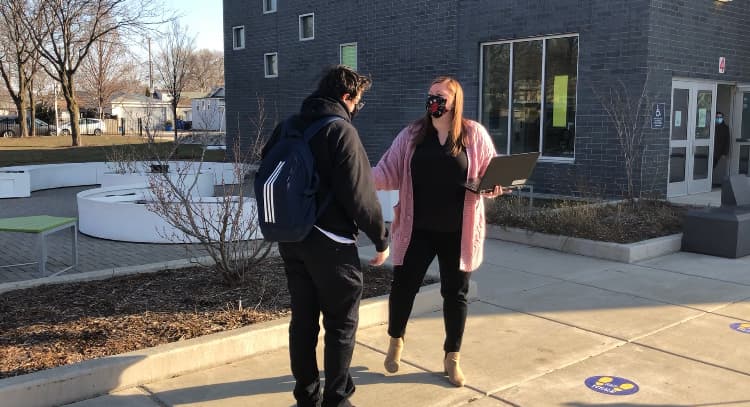 Este lunes, las familias con alumnos en CPS recibirán un formulario para indicar si desean continuar con clases virtuales o regresar a las escuelas a partir del 19 de abril, primer día del cuarto trimestre. 
<br>Si el alumno ya asiste a clases presenciales no será necesario completar el formulario. La fecha límite para responder al cuestionario es el 19 de marzo.