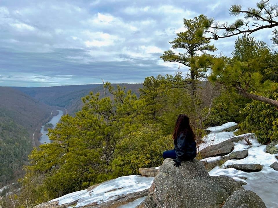 <b>Tank Hollow Trail.</b> Con un recorrido de poco menos de 3,5 millas, Tank Hollow Trail atrae a excursionistas de todos los niveles en cada temporada. El sendero fácil es perfecto si traes a los niños o a las mascotas, o si eres nuevo en el senderismo. Un sendero predominantemente llano, Tank Hollow pasa por cascadas y ofrece impresionantes vistas del paisaje circundante.
<br>
<br>
<b><a href="https://goo.gl/maps/L4ggDzZFJSrsEcxb7">Cómo llegar</a></b>