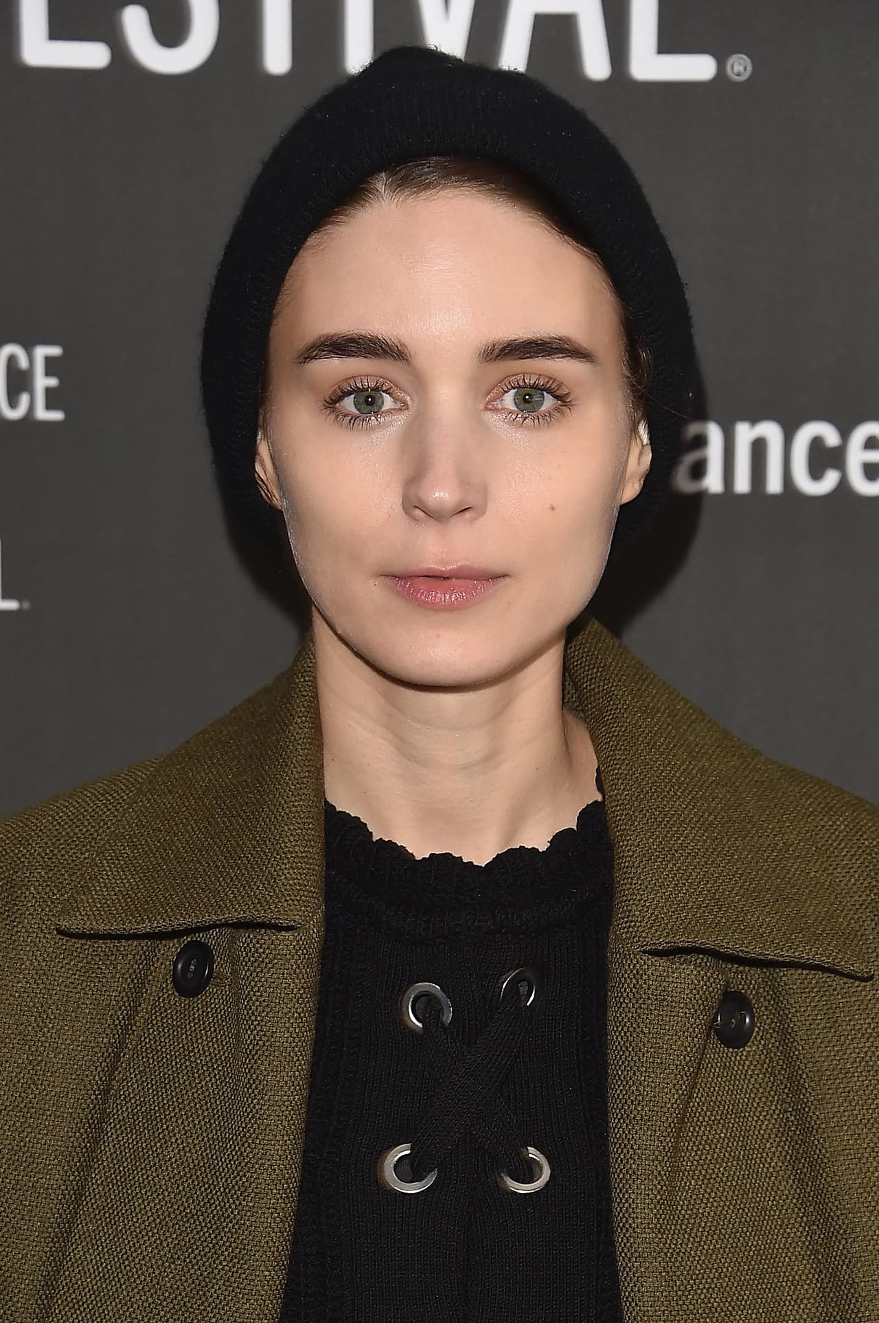 Rooney Mara de 'Carol' estuvo muy seriecita hablando de 'A Ghost Story'.