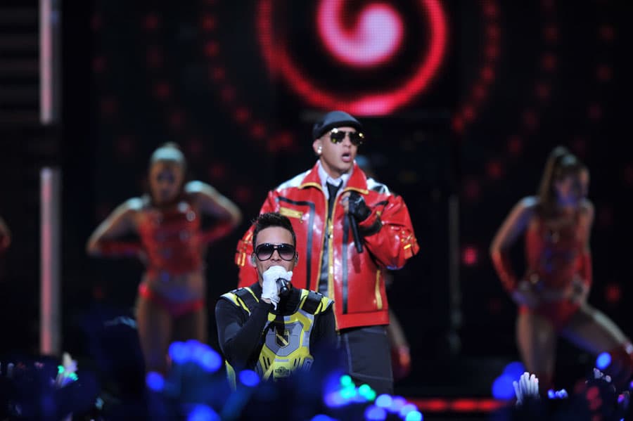 Para la octava edición, en 2011, Prince Royce y Daddy Yankee se llevaron las palmas y ovaciones. Los artistas estuvieron a cargo del opening de la ceremonia e interpretaron el tema 'Ven Conmigo'. Quienes estuvieron presentes se habrán llevado un grato recuerdo de este momento, pues los asistentes alumbraron la noche con unos guantes iluminados.