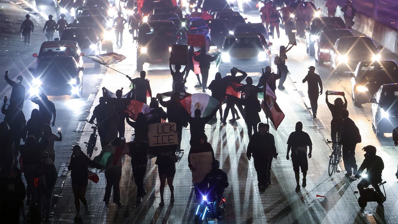 Protestas en el centro de Los Ángeles terminan en enfrentamiento con la policía y dispersión forzada