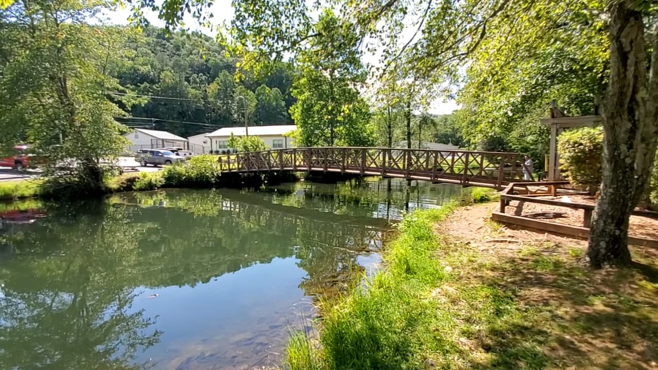 También está cerca de otros puntos turísticos de interés, como Helen y 
<b><a href="https://www.univision.com/local/atlanta-wuvg/conoce-bell-mountain-el-mirador-que-ofrece-una-de-las-vistas-mas-espectaculares-en-georgia-video">Hiawassee</a></b>.