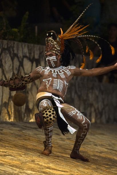 En la llamada "cancha de pelota nacional", los cuatro jóvenes practicaron un deporte, interpretaron una danza y celebraron un ritual, pues todo eso junto es la pelota maya.