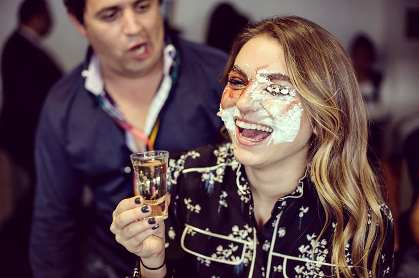 Así le dio la bienvenida a sus 21 años, y celebró que ya tiene la mayoría de edad en todo el mundo.