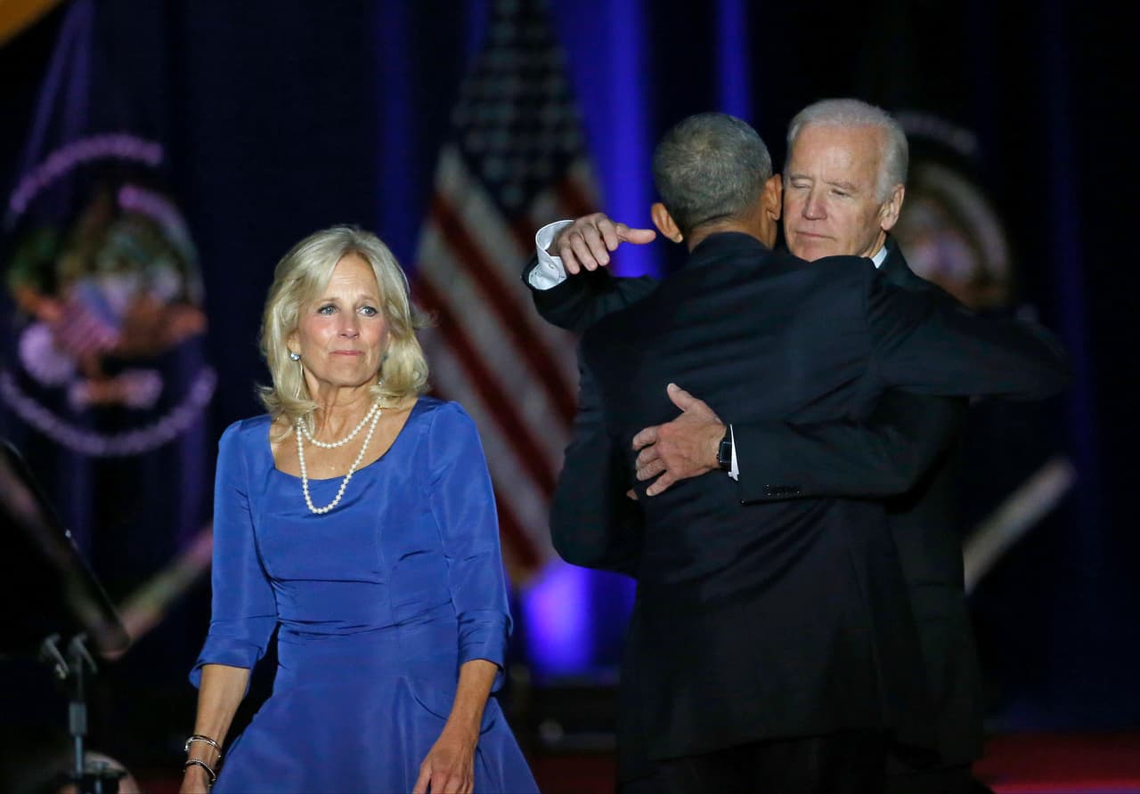 El vicepresidente Joe Biden y su esposa saludan a barack Obama luego de concluir su discurso final.