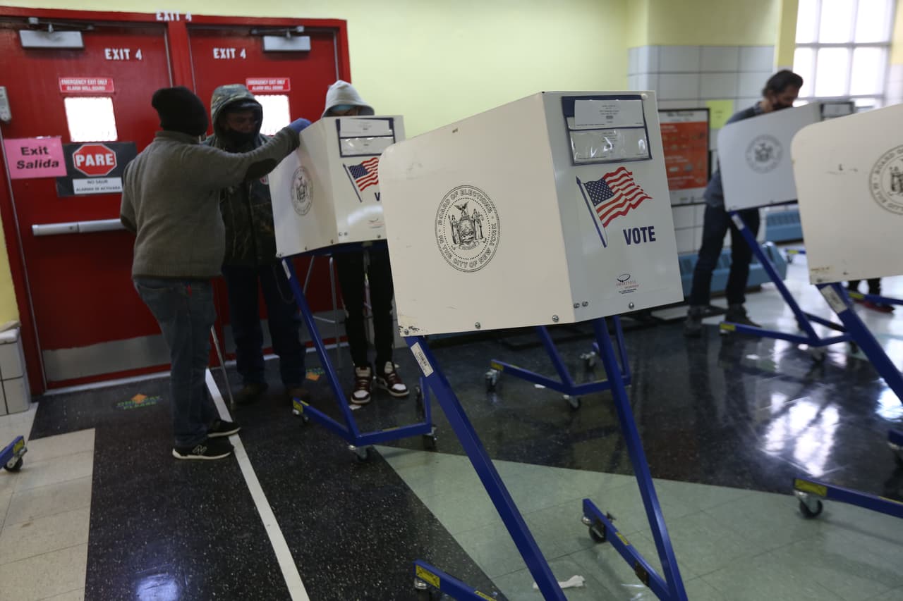 En la escuela PS 173 los votantes reciben asistencia durante el proceso de votación en las elecciones generales del 3 de noviembre.