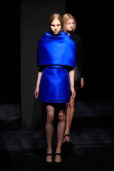 Desde nuestro punto de vista, esta "alta costura" más que ser para la vida real, pertenece a un mundo intergaláctico en donde las dimensiones corporales no son nada parecidas a las de hoy en día.