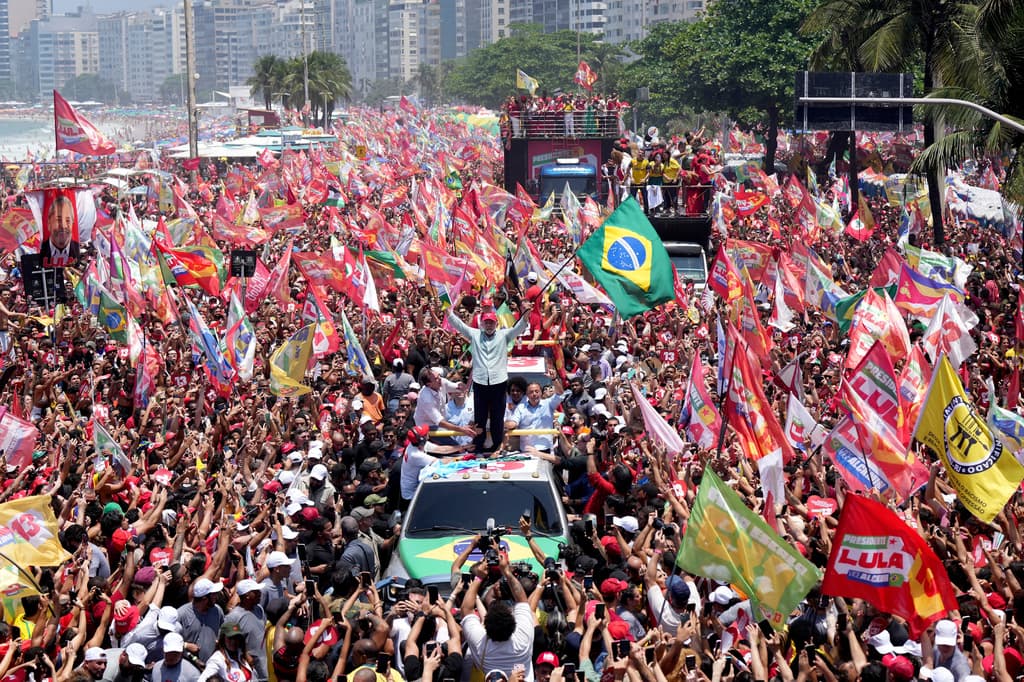 Lula y Bolsonaro cierran sus campañas en multitudinarios actos de calle en Brasil
