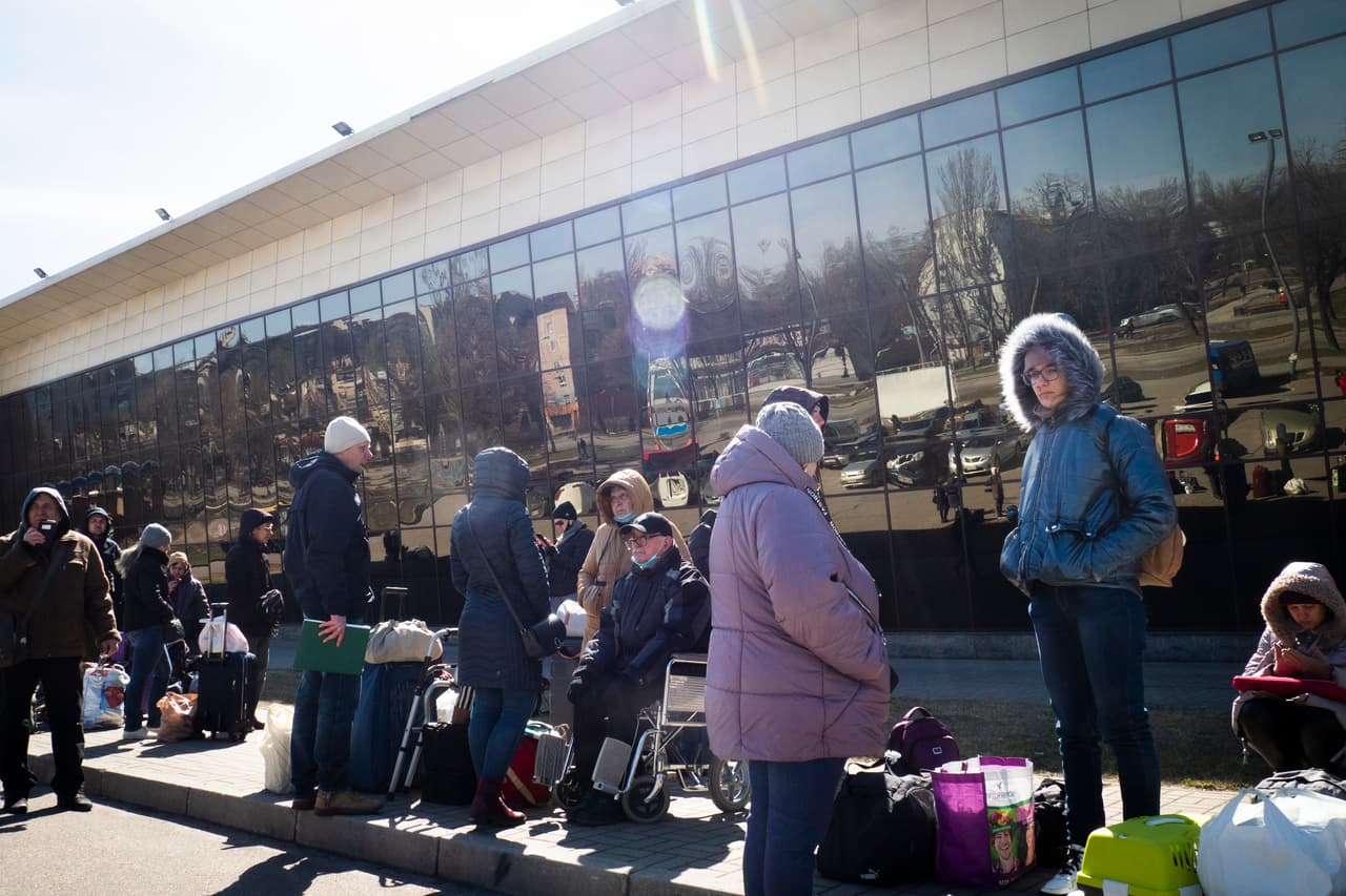 Desplazados de Mariupol y otras ciudades cercanas en el centro de Zaporiyia.