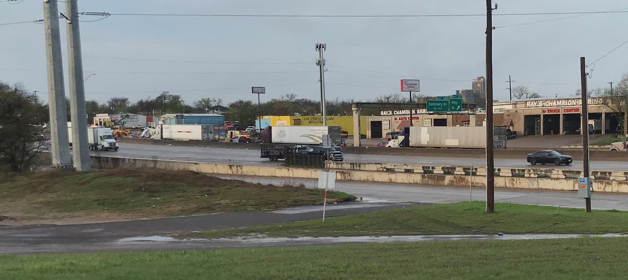 Accidente vial causa cierre temporal de la Interestatal 35 Sur en Fort Worth