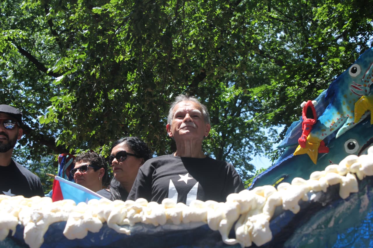 López Rivera decidió no recibir el homenaje pero sí marchar por la ciudad luego de que empresas como Goya y ATT&T retiraron su auspicio. Otras figuras políticas como Melissa Mark-Viverito, presidenta del Concejo Municipal, mantuvieron su apoyo. En un lapso, Mark-Viverito le acompañó en la carroza. (Patricia Vélez/Univision Noticias)