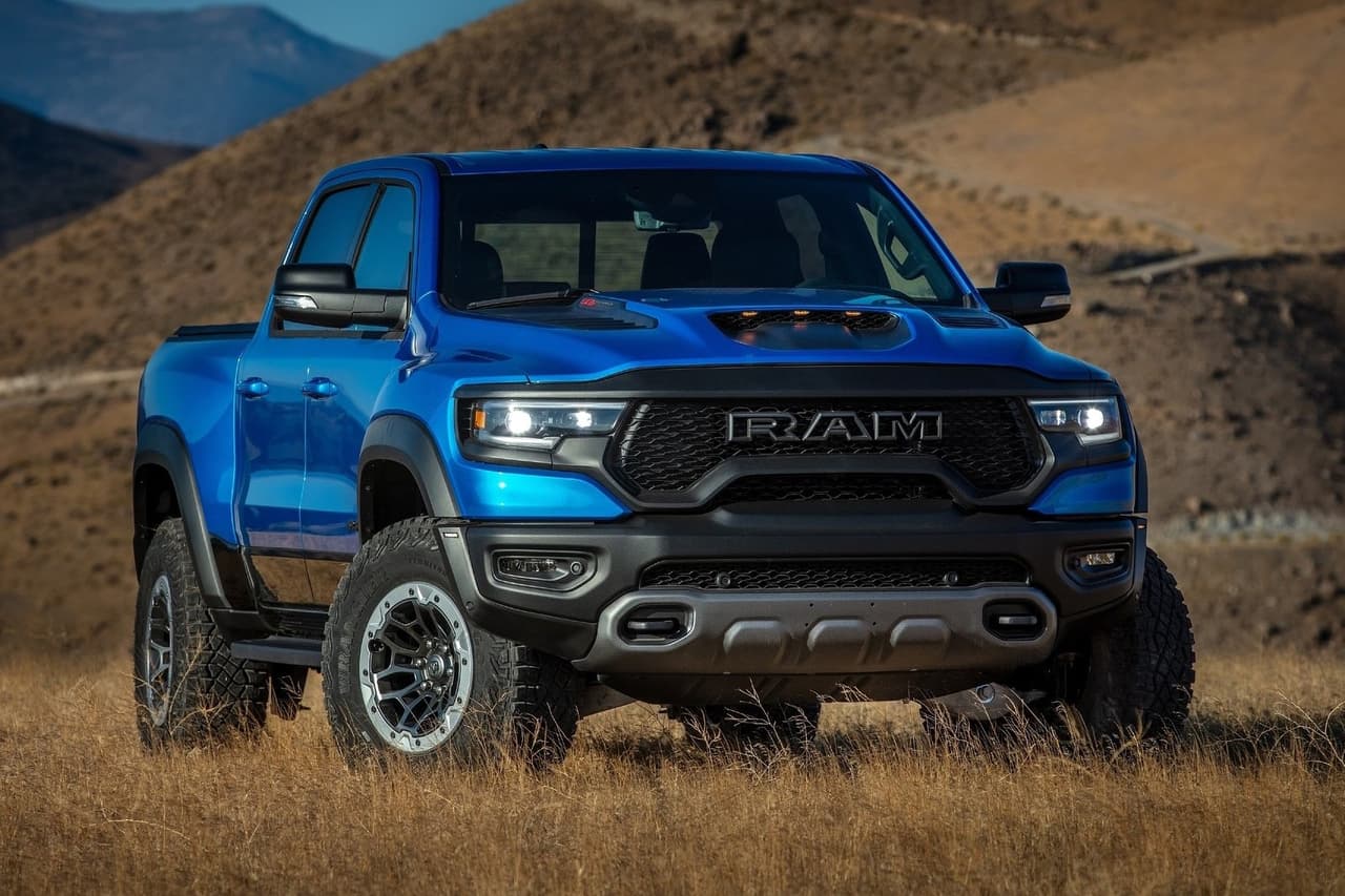 <h3 class="cms-H3-H3"><b>1. Ram 1500 TRX</b></h3>
<br>
<br>
<b>Consumo de combustible: </b>12 mpg combinado (10 mpg en ciudad y 14 mpg en carretera)
<br>
<br>
<b>Costo anual en combustible:</b> $4,400
<br>
<br>
<b>Motor:</b> V8 de 6.2 litros
<br>
<br>
<b>Potencia: </b>702 caballos de fuerza y 650 lb-pie de torque
<br>
<br>
<b>Peso: </b>6,350 lbs