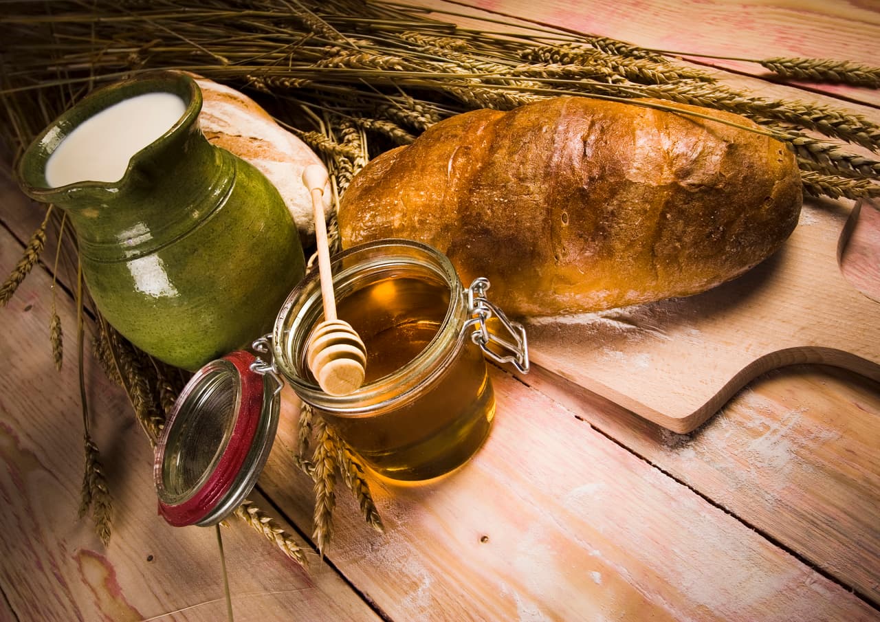 Tiene un balance de PH entre 3 y 4.5, es muy ácida y contiene peróxido de hidrógeno, los científicos creen que la miel pura no puede echarse a perder jamás y es por ello que es tan valiosa como adictiva para los productos horneados pues la miel prolonga su vida y caducidad.