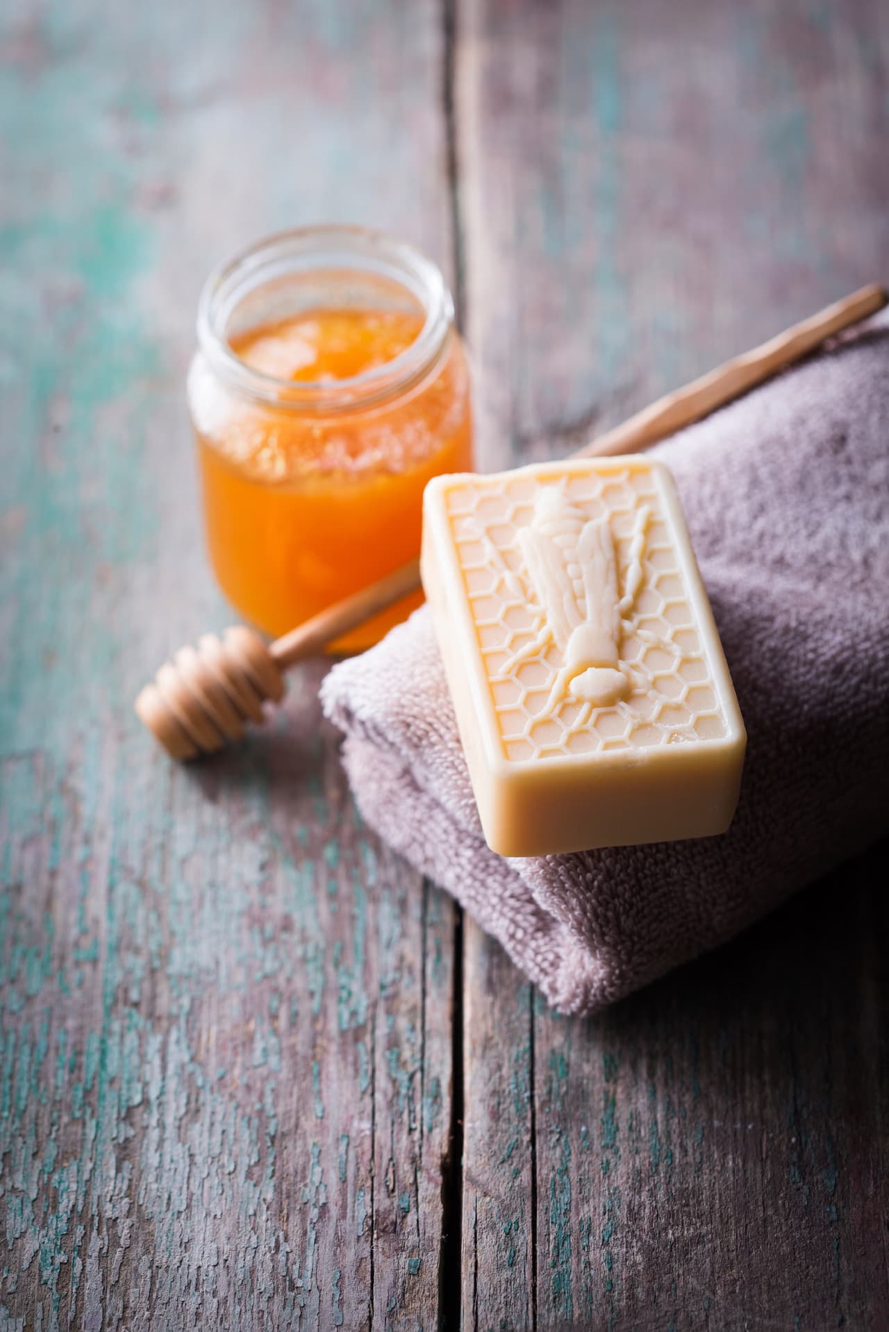 Belleza: la miel es un abellezador adicional para la rutina de belleza de cualquiera. Ha sido usada por décadas como una herramienta de marketing para vender jabones, shampoos, y cosméticos debido a su imagen tan sana.