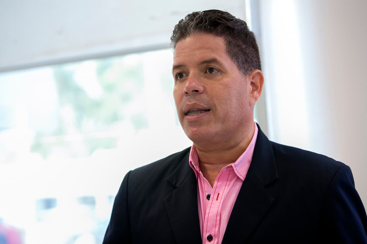 Carlos Bermúdez, asesor de imagen. En el chat discutieron sacar del puesto de la Oficina del Comisionado de Instituciones Financieras a Griselle Morales, quien es esposa del senador independentista Juan Dalmau. Bermúdez dijo: "Mas que esto deberíamos darle ese puesto a un PNP".