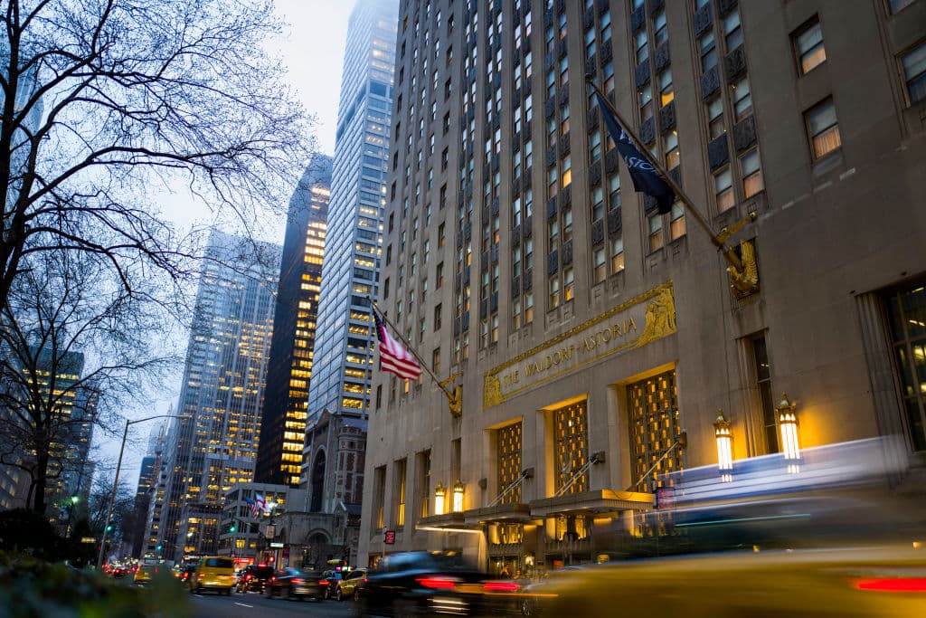 Luigi Romaniello, director general del Waldorf Astoria Nueva York, destacó la importancia histórica del hotel como punto de encuentro tanto para visitantes internacionales como para residentes locales, una tradición que continuará tras su reapertura.
