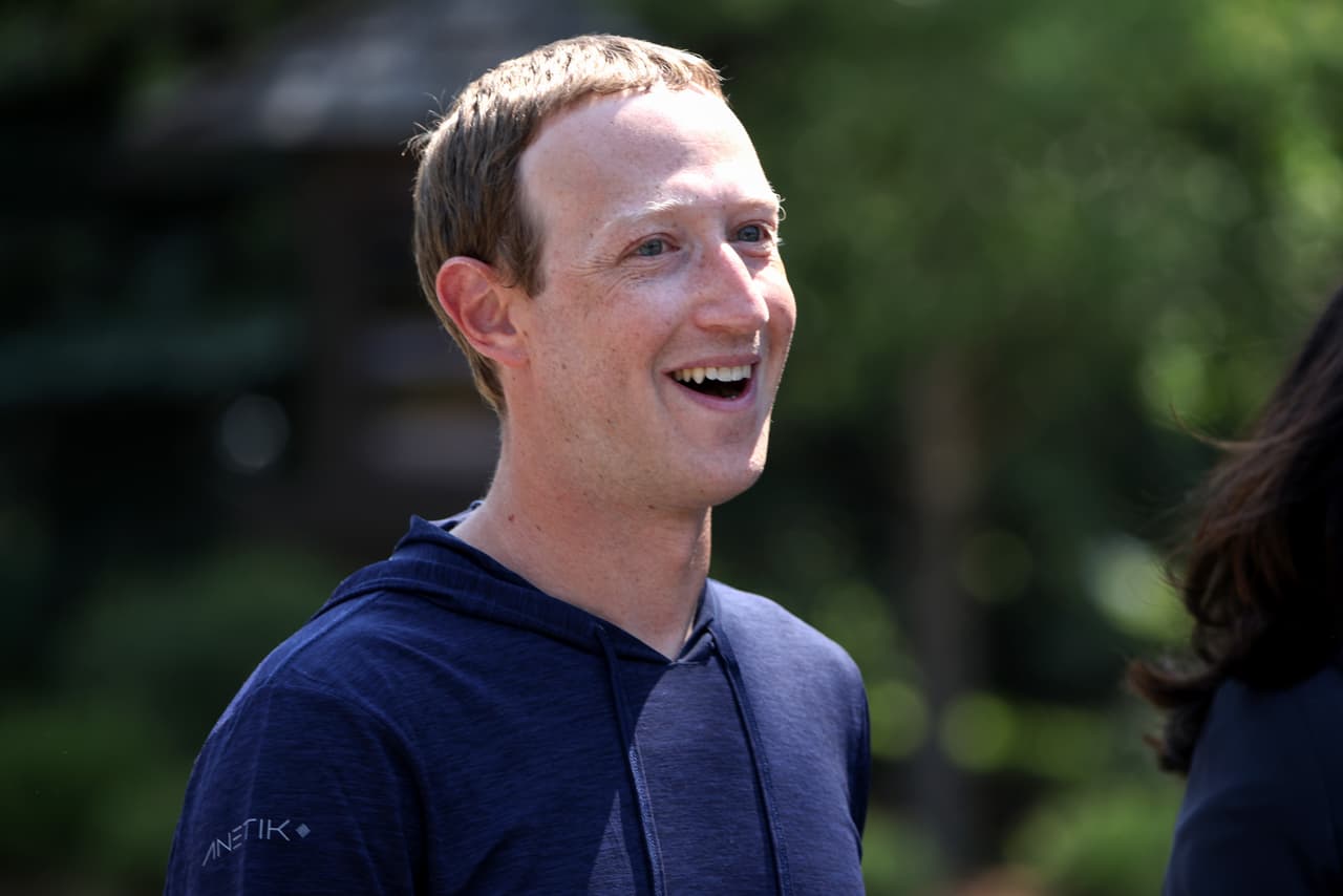 <b>Mark Zuckerberg (fundador de Facebook)</b>
<br>
<br>Patrimonio neto: 132,300 millones de dólares.
<br>
<br>Primer empleo: fundador de Facebook.
<br>
<br>Zuckerberg dio con la idea de Facebook cuando era estudiante de Harvard, entonces las redes sociales apenas se asomaban y su emprendimiento era totalmente desconocido. Confiado en que tenía algo importante entre las manos, dejó la universidad y buscó capital para hacer crecer su negocio.
<a href="https://www.univision.com/noticias/mark-zuckerberg-la-historia-de-facebook-en-fotos-fotos"><u>Su ocurrencia se convirtió en un gigante de internet</u></a> y lo hizo uno de los hombres más ricos del mundo.