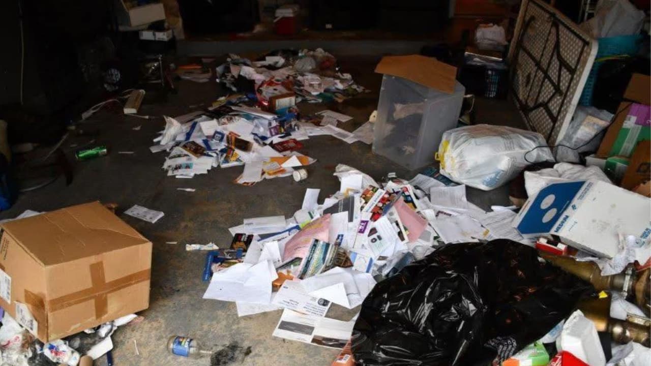 Al día siguiente, la investigación confirmó que Saunders había utilizado una identificación falsa de Texas para comprar la Cadillac y que
<b> fabricaba documentos falsos con impresoras, papel especializado y herramientas caseras. </b>