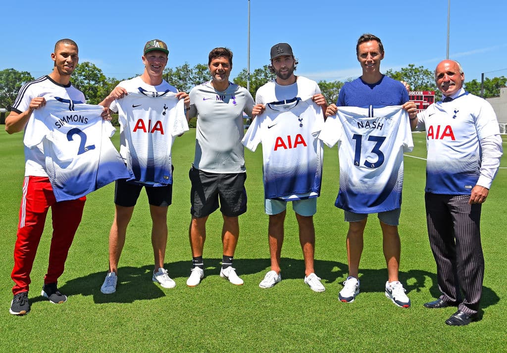 Los únicos que 'estrenaron' playeras del Tottenham fueron celebridades como Steve Nash durante la gira del equipo por Estados Unidos.