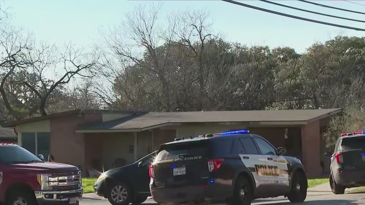 Una camioneta atropella a madre que cruzaba la calle con dos niños y un menor queda grave